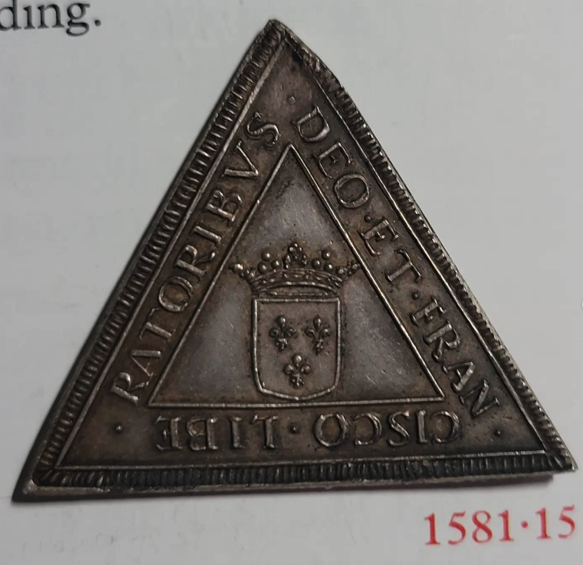 1581 Silver triangular victory medal - thrown to the crowd in the Hôtel de Ville at the relief celebration - obverse